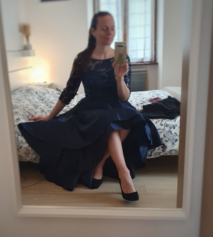 modré šaty s dlouhým rukávem-tmavě modré šaty-modré plesové šaty-modré šaty na svatbu